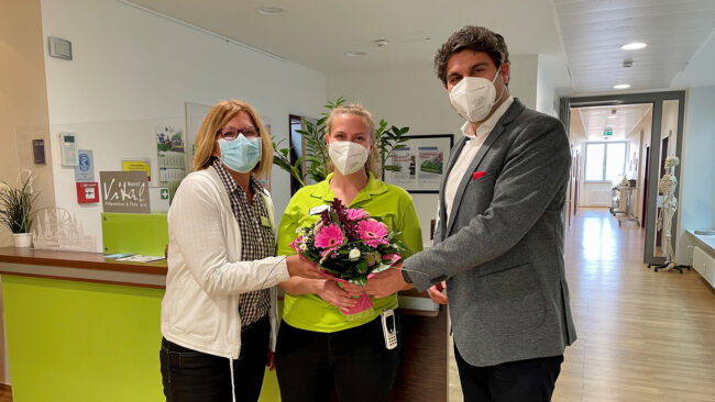 Soest Vital Betriebsleiterin Andrea Scherff (links) und Klinikum-Geschäftsführer Christian Schug gratulieren Anika Hatkemper zur erfolgreichen Weiterbildung