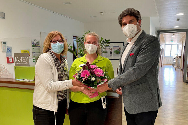 Soest Vital Betriebsleiterin Andrea Scherff (links) und Klinikum-Geschäftsführer Christian Schug gratulieren Anika Hatkemper zur erfolgreichen Weiterbildung