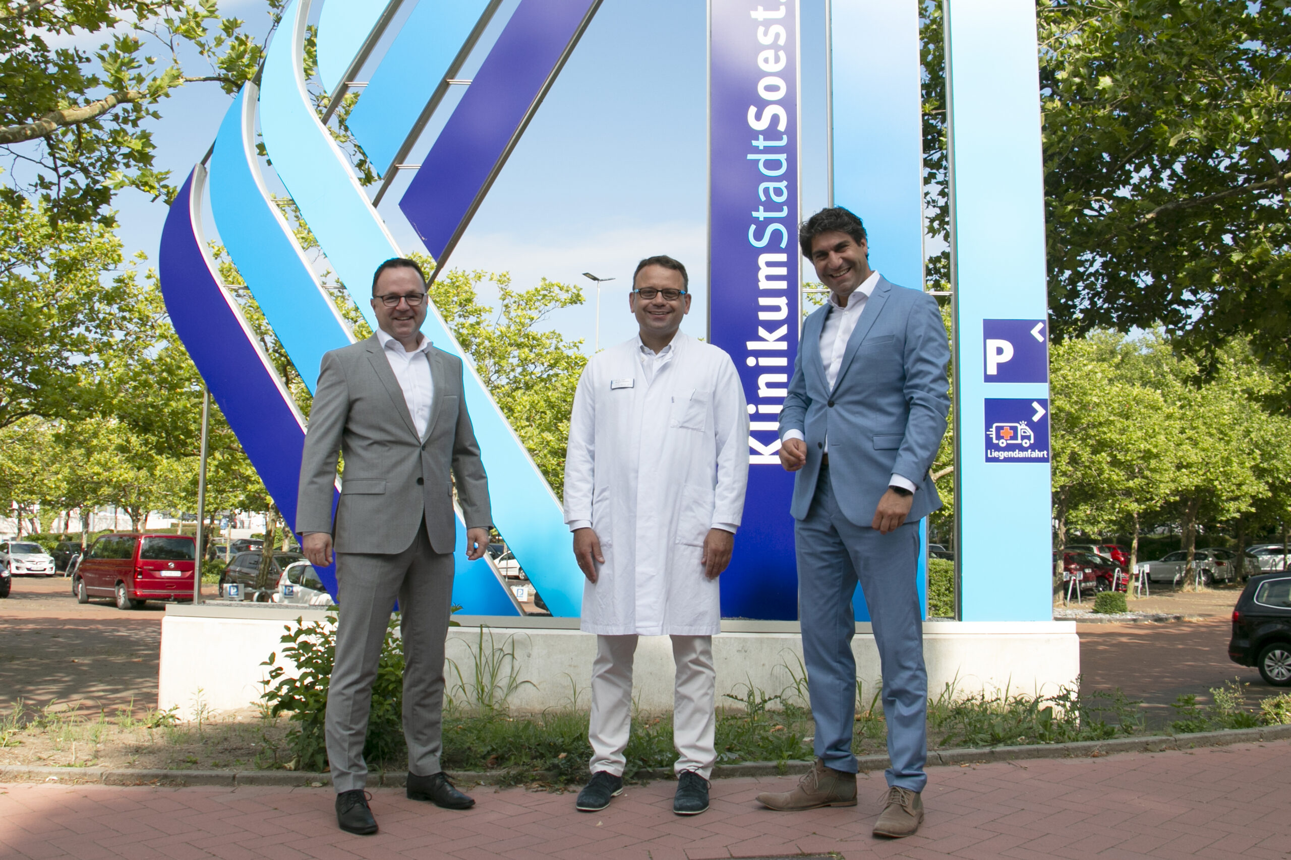 PD Dr. med. Markus Ghadimi mit den Geschäftsführern des KlinikumStadtSoest