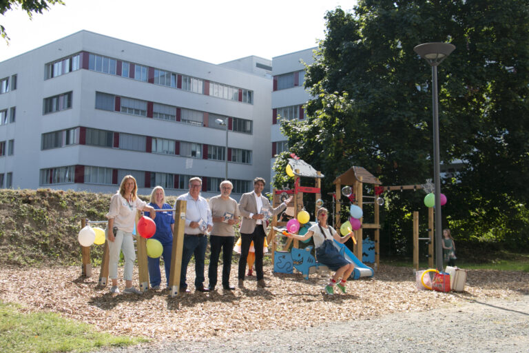 KlinikumStadtSoest eröffnet Spielplatz für die Kinderklinik