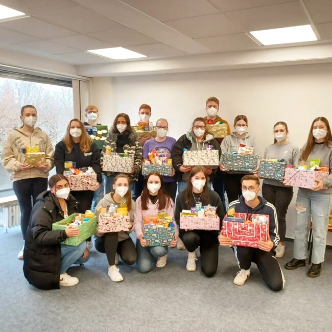 Paketaktion ASA 2022 Auszubildende des Klinikums Stadt Soest spenden für Soester Tafel