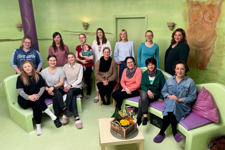 Barbara Erdelhoff, Leiterin des Geburtshauses (rechts vorne) mit Jutta Herrmann, Leitende Hebamme des KlinikumStadtSoest (2. v. rechts vorne) und Hebammen ihrer Teams.