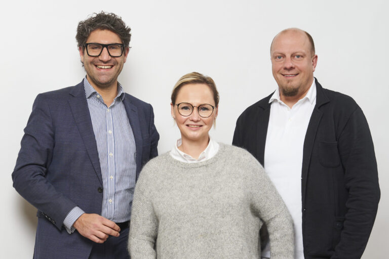 Geschäftsführer Christian Schug mit Pflegedirektorin Nicole Juschkus und ihrem Stellvertreter Marc Schäfer (v.l.).