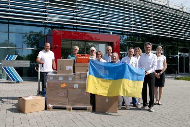 Marc Schäfer (Stellv. Pflegedirektor Klinikum Stadt Soest), Ortwin Rodeck, Burkhard Grothe, Isabelle Wenge (2. Vorsitzende Ukraine Hilfe Soest), Wolfgang Ehlers, Marina Zaslavskaya (Ukraine Hilfe Soest e.V.), Ruslan Mamutov (Klinikum Stadt Soest und Vorsitzender Ukraine Hilfe), Melanie Bissa (Apothekerin Klinikum), Bürgermeister Dr. Eckhard Ruthemeyer und Sabine Boschert (Leitung kfm. Controlling Klinikum) beim Verladen der Medikamente am Klinikum Stadt Soest.