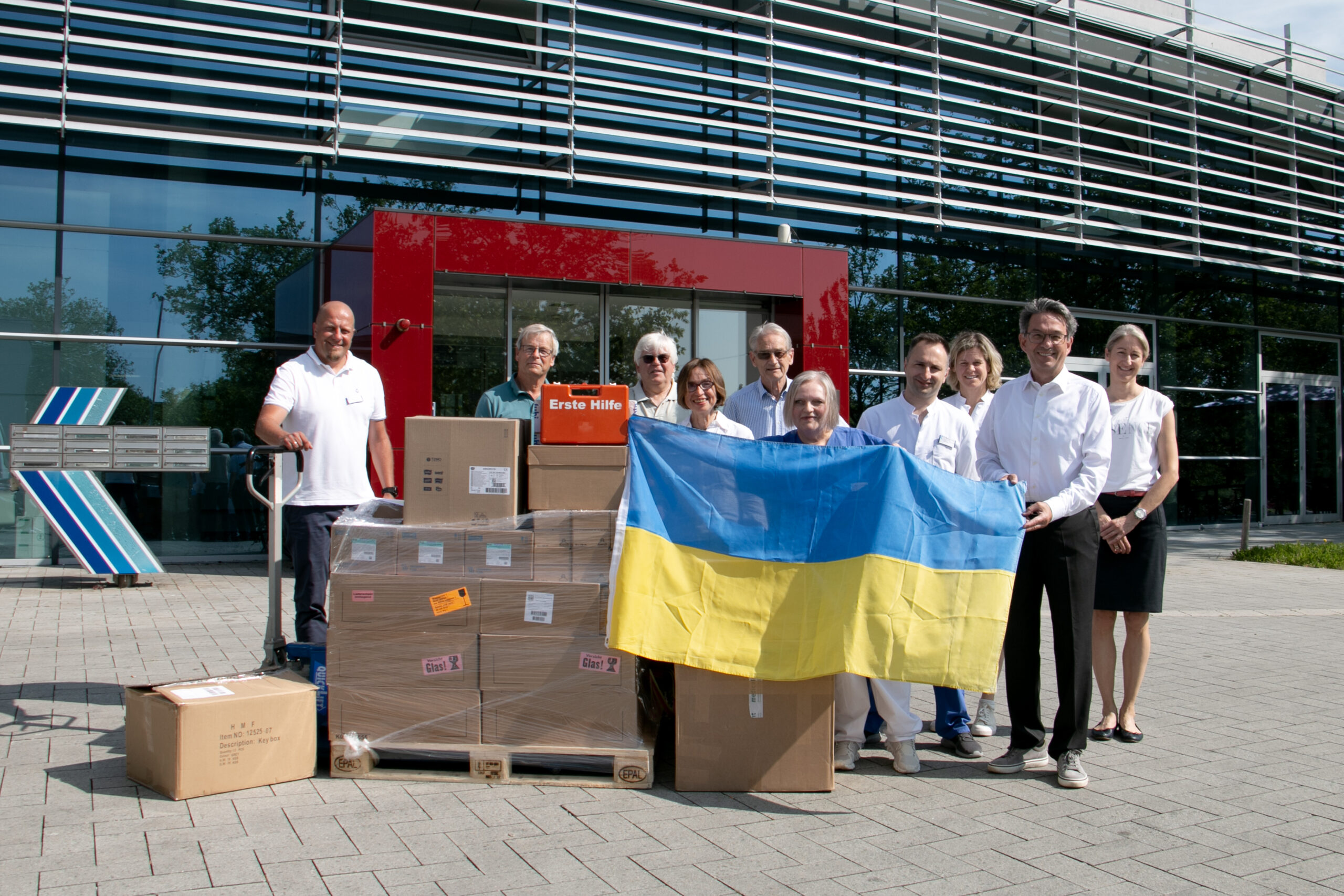 Marc Schäfer (Stellv. Pflegedirektor Klinikum Stadt Soest), Ortwin Rodeck, Burkhard Grothe, Isabelle Wenge (2. Vorsitzende Ukraine Hilfe Soest), Wolfgang Ehlers, Marina Zaslavskaya (Ukraine Hilfe Soest e.V.), Ruslan Mamutov (Klinikum Stadt Soest und Vorsitzender Ukraine Hilfe), Melanie Bissa (Apothekerin Klinikum), Bürgermeister Dr. Eckhard Ruthemeyer und Sabine Boschert (Leitung kfm. Controlling Klinikum) beim Verladen der Medikamente am Klinikum Stadt Soest.