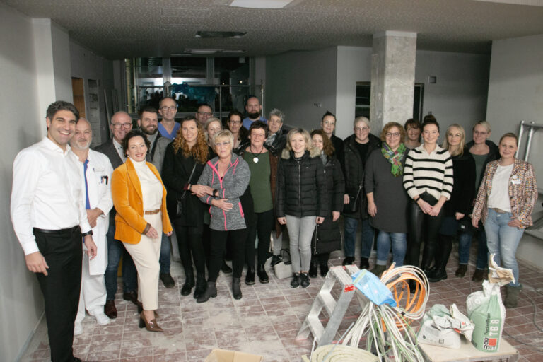 Das Team der Soester Notdienstpraxis besichtigt die künftige Praxis im Klinikum