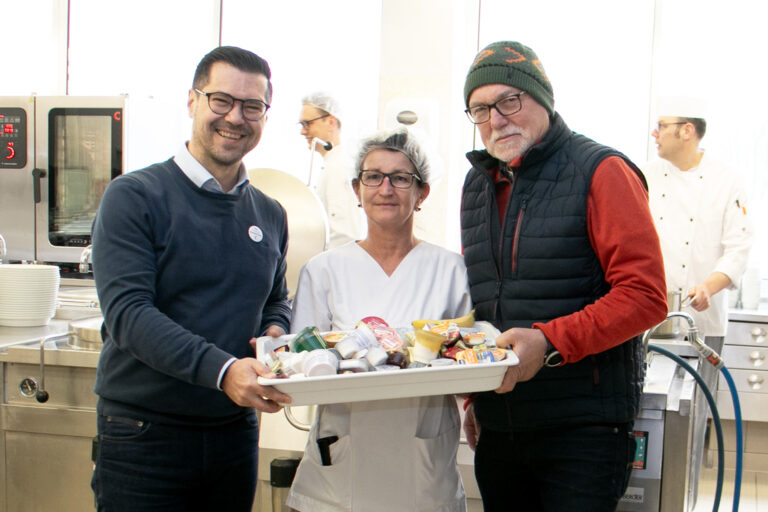 Emil Franjic, Leiter Wirtschafts- und Versorgungsdienst KlinikumStadtSoest, Kerstin Razem, Stellv. Küchenleitung KlinikumStadtSoest, und Klaus Spiegel, foodsharing Botschafter für Soest.