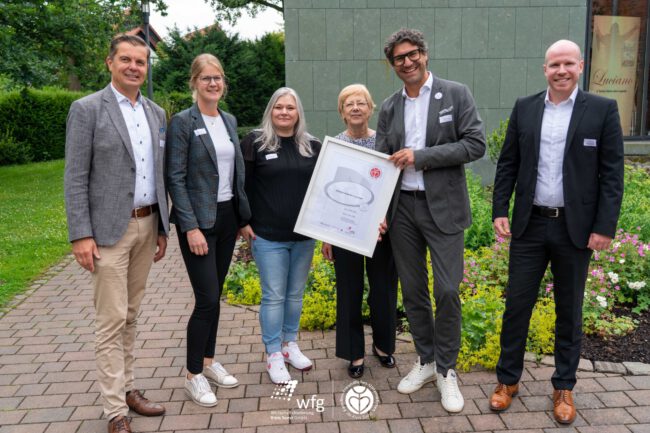 Oliver Pöpsel, Theresa Kohl, Daniela Delporter-Mikus, Christiane Mackensen, Christian Schug und Markus Helms (v.l.) mit dem Zertifikat "Familienfreundliches Unternehmen im Kreis Soest".