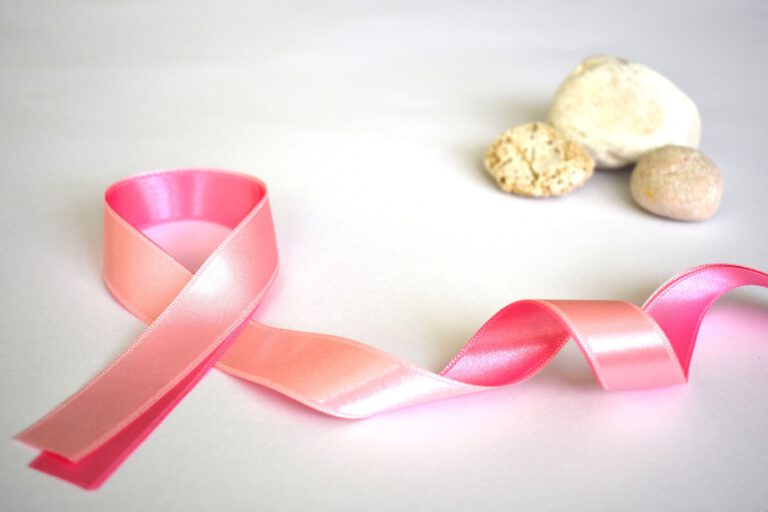 Eine Rosa Schleife als Zeichen der Solidarität mit Brustkrebsbetroffenen.