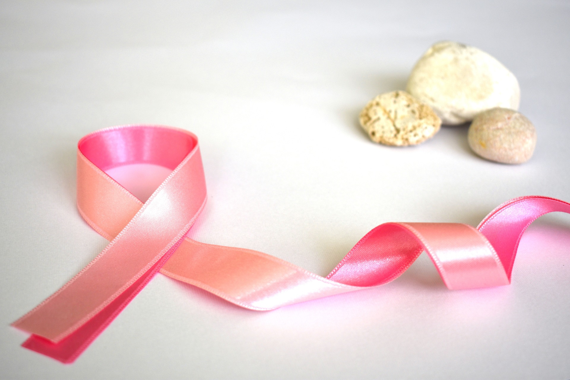 Eine Rosa Schleife als Zeichen der Solidarität mit Brustkrebsbetroffenen.