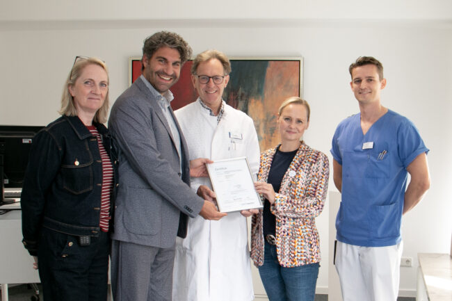 Die Verantwortlichen freuen sich über die Zertifizierung der Stroke Unit im KllinikumStadtSoest