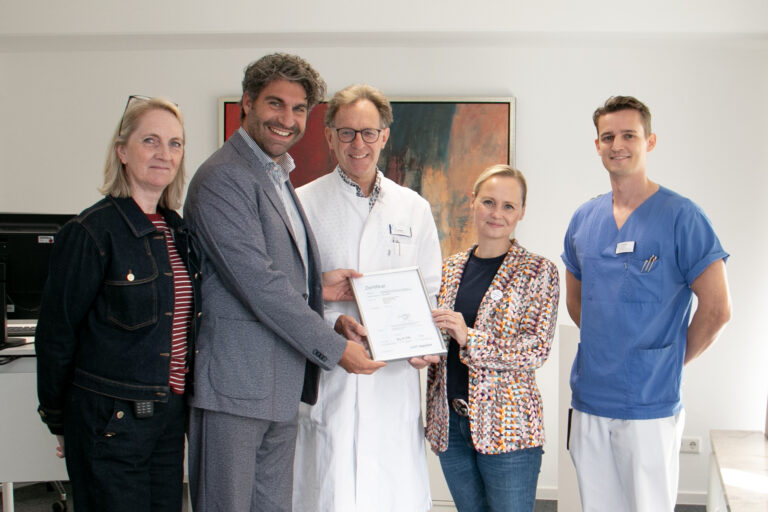 Die Verantwortlichen freuen sich über die Zertifizierung der Stroke Unit im KllinikumStadtSoest