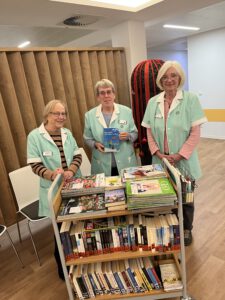 Grüne Damen Bücherwagen Bücherwagen der Grünen Damen im KlinikumStadtSoest