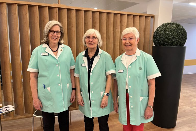 Leitungsübergabe bei den Grünen Damen im KlinikumStadtSoest. Das Foto zeigt (v.l.) Ursula Weihs, Ulrike Jebe und Helga Küpper.