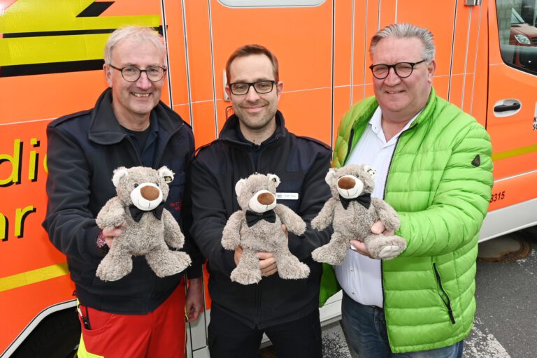 Der Förderverein der Kinderklinik spendet Teddys an den Rettungsdienst des Kreis Soest.