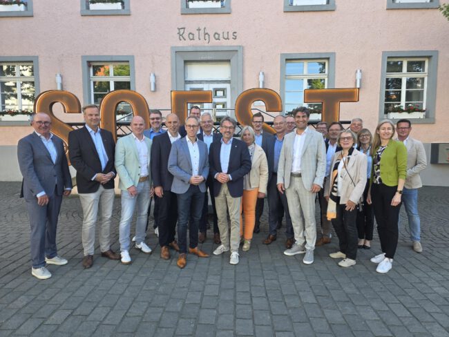 Die Verhandlungskommission des Gesundheitsstandorts Soest, bestehend aus Geschäftsführung und Gesellschaftervertretern von Klinikum und Hospitalverbund.