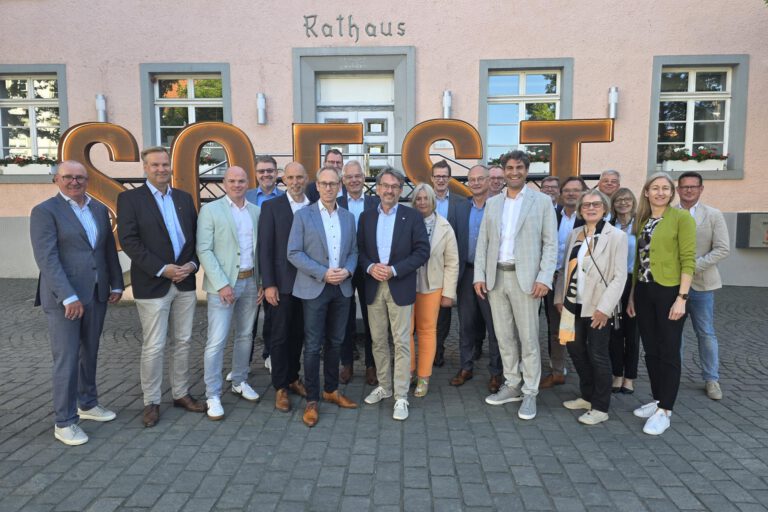 Die Verhandlungskommission des Gesundheitsstandorts Soest, bestehend aus Geschäftsführung und Gesellschaftervertretern von Klinikum und Hospitalverbund.