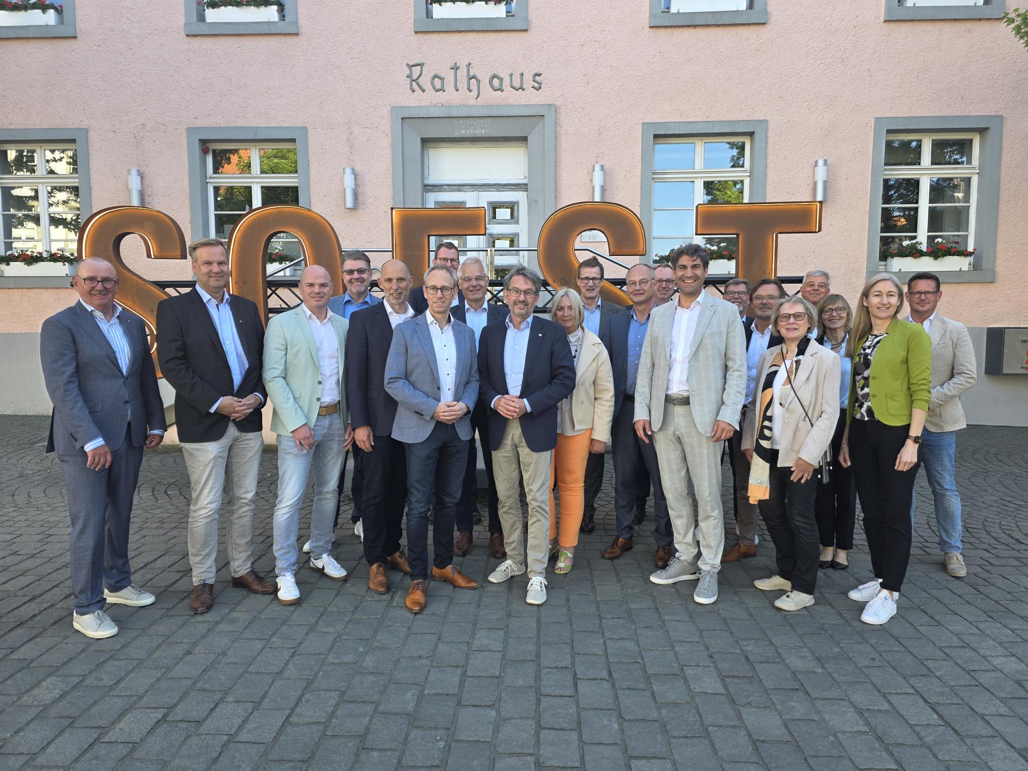 Verhandlungskommission Gesundheitsstandort Soest Die Verhandlungskommission des Gesundheitsstandorts Soest, bestehend aus Geschäftsführung und Gesellschaftervertretern von Klinikum und Hospitalverbund.