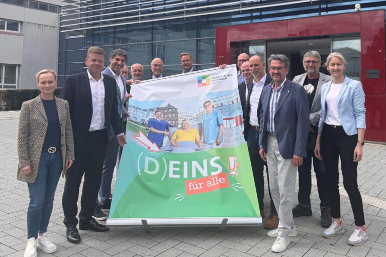 Staatssekretär Matthias Heidmeier lobte bei seinem Besuch in Soest die dortige Krankenhausfusion als Leuchtturmprojekt.