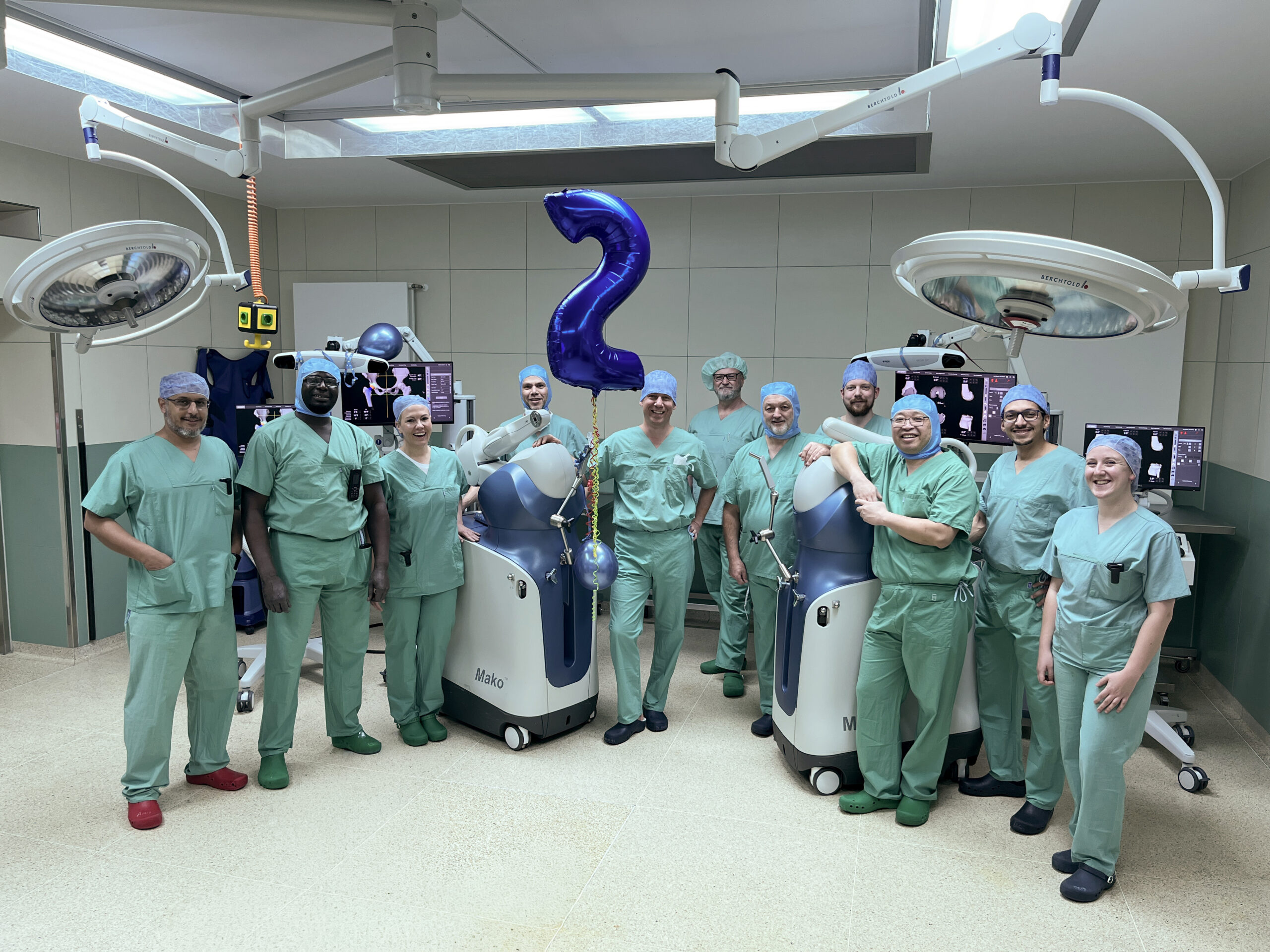 Zweiter Mako OP-Roboter im CKS PD Dr. Klotz und sein Team mit den beiden OP-Robotern in einem OP-Saal des Christlichen Klinikums Soest