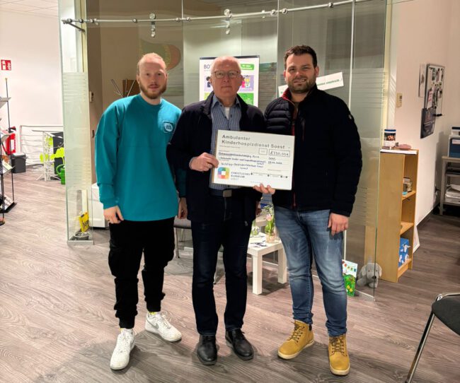 Übergabe Spende Tippgemeinschaft Sebastian Korte (links) und Dennis Bloch (rechts) übergeben den Scheck stellvertretend für die 38-köpfige Tippgemeinschaft an Hospizdienst-Mitarbeiter Dieter Rissler.