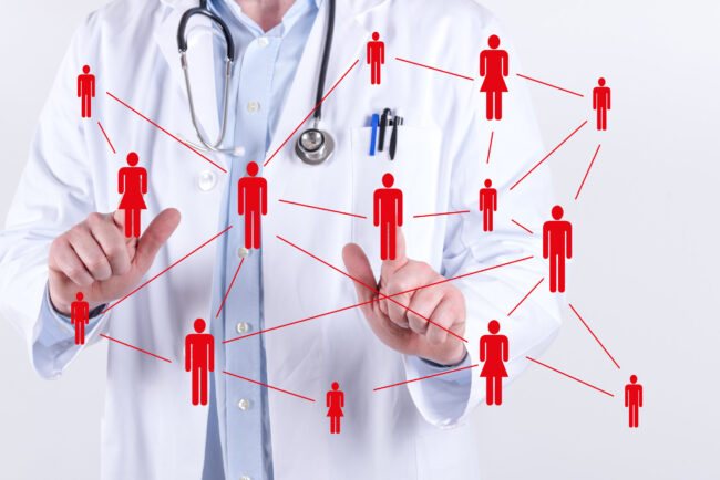Arzt vor einer virtuellen Wand mit Patienten